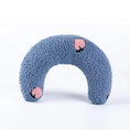 Charger l'image dans la visionneuse de la galerie, Deep Sleep Cat Pillow – Fashionable U-Shaped Headrest for Cats and Small Dogs
